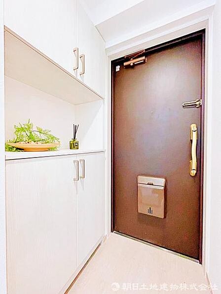 【玄関】シューズ収納付きで玄関をすっきり保てます。