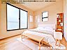 室内：【洋室】大きな窓からたっぷりと陽光が注がれる明るいお部屋です。