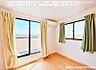 室内：【洋室】大きな窓からたっぷりと陽光が注がれる明るいお部屋です
