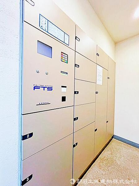 【設備】不在時でも荷物が受け取れて便利な宅配ボックス、大型荷物にも対応しているのも嬉しいポイントですね。