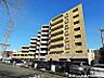 外観：【外観】休日は家族でお散歩、緑あふれる街と快適な住まいが暮らしを彩る。
