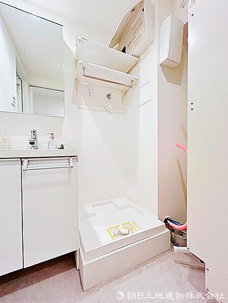 【洗面所】洗面台横にランドリーコーナー、ドラム式も置ける余裕、嬉しい収納棚付き。