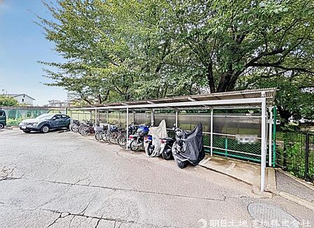 【駐輪場】駐輪場はバイク置場も兼ねています。