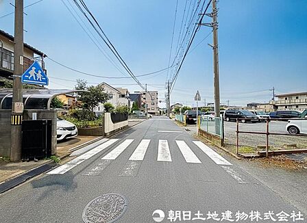 【前面道路】車のすれ違いも無理なくできる前面道路。