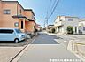 外観：【前面道路】お子様と手を繋いで並んで歩けるくらい広い前面道路です