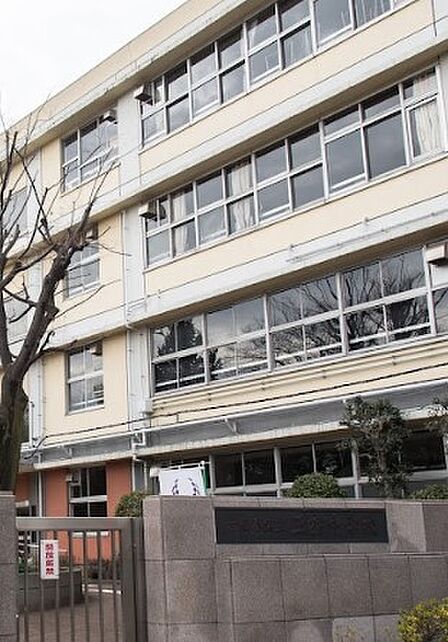 世田谷区立三宿中学校(1050m)