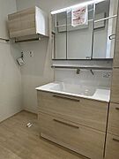 三面鏡付き洗面台は、2人並んで身支度も可能です♪引き出し式の収納と洗濯機置き場上の収納がポイント高し！