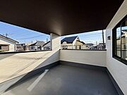 急に雨が降り出しても、インナーバルコニーなら洗濯物が濡れてしまうことを防げます。