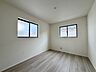 子供部屋：〈6.0帖〉2面採光のお部屋は、曇りや雨の日でも光を取り込みやすく、室内が暗くなりすぎないのが魅力です♪