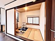 リビングに隣接した小上がりの和室。お子様の遊び場やくつろぎスペースとしても活躍します♪
