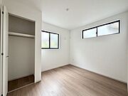 〈5.3帖〉便利な全居室収納スペース付♪二面採光で室内大変明るいです♪