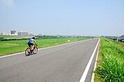 松戸野田関宿自転車道（南流山付近）松戸市から野田市関宿までの約40kmのサイクリングロードです。南流山付近では、つくばエクスプレスが江戸川を越えて行く姿が見られます。 530m