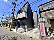 コンパクトながらもカースペース1台分をしっかり確保した外観です◎