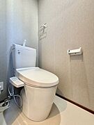 〈2階トイレ〉お手入れしやすい温水洗浄便座で、毎日快適♪