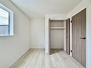 〈4.7帖〉ハンガーパイプや棚が設置されていますので、衣類や小物などを収納することができます。