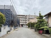 生活する上で必要な施設（保育園、小中学校、スーパー等々）が全てそろっているといっても過言ではないくらい周辺にそろっているため、暮らしやすい環境となっております！