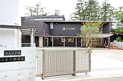 すみれ幼稚園約2、400坪もの広大な敷地を持ち、松林と桜並木のある園地は、自然に囲まれてのびやかに過ごすことができます。 690m