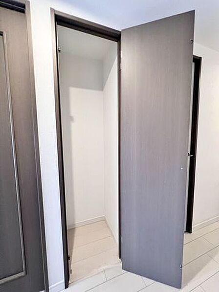 廊下収納つきで、生活用品や防災用品の収納にも便利です♪