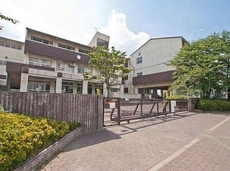 新松戸西小学校 634m