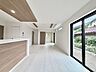 室内：南面に設けた大きな掃き出し窓から、心地よい自然光がお部屋の奥まで贅沢に差し込む明るいLDK♪
