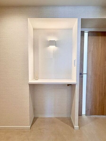 照明付きのニッチカウンター。お気に入りのアートや小物を飾るギャラリースペースとして、住まいに華やぎをプラスします。