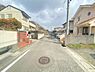 周辺：【前面道路含む現地写真】周辺は大小さまざまな公園が点在しており、子育てファミリーにもおすすめの住環境です。