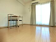 折りたたみ式机とイス２脚・カーテンレース完備です。