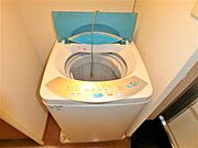 室内に全自動洗濯機を完備です。
