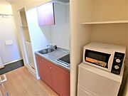 ２口コンロと電子レンジ・冷蔵庫を完備です。