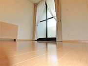折畳み式机とカーテンレース完備を完備です。