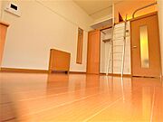 上部にベッドスペース・クローゼット・全身鏡・折り畳み式机を完備です。