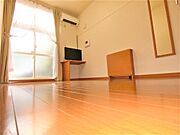 エアコン・テレビ・カーテンレース・折畳み式机とイス２脚を完備です。