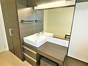 女性には嬉しいイス付のドレサー完備。