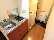 キッチンには２口コンロ付と室内に全自動洗濯機を完備です。