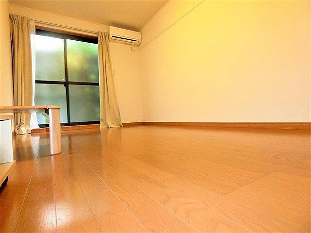 カーテン・レース・テレビ・ローテーブル・エアコン完備の明るいお部屋です。