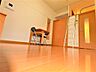 リビング/ダイニング：上部ロフト（ベッドスペース）・折りたたみ式机・イス・クローゼット完備のお部屋です。