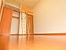 リビング/ダイニング：上部ロフト（ベッドスペース）・折りたたみ式机・イス・クローゼット完備のお部屋です。