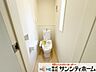 トイレ：明るく清潔感あふれる洗浄機能付きのトイレです。