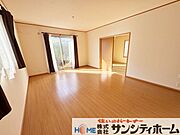 日差したっぷりの明るいＬＤＫでご家族とのんびりとしたひと時を過ごせそうですね。
