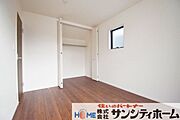 お部屋によって窓の配置や大きさが異なります。個性的かつ採光も考えられた設計です。