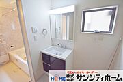 三面鏡付きの洗面化粧台で朝の忙しい時間も焦らずに準備できそうですね。