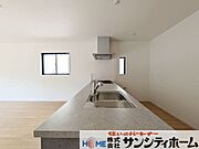 対面式を採用したキッチンですのでリビングで寛ぐご家族をいつも感じられます。