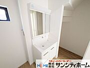 3面鏡洗面台。毎日の忙しい朝に身支度も気持よくお使い頂けます。