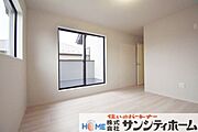 お部屋によって窓の配置や大きさが異なります。個性的かつ採光も考えられた設計です。