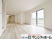 大きな窓のあるリビングは、陽光あふれる明るい空間です。居心地よく、ご家族皆がゆったり寛げる空間