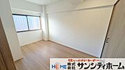 シンプルにデザインされた室内。家具やレイアウトでお好みの空間に。