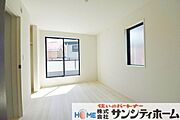 お部屋によって窓の配置や大きさが異なります。個性的かつ採光も考えられた設計です。