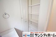 洗面室には可動棚付きの収納があるので、洗濯用品やタオルなどをすっきり収納できます！