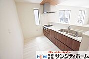 作業スペースや収納をしっかり確保したシステムキッチンを採用。