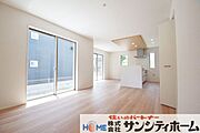 リビング家族の一体感を感じられる広々スペース。家族と過ごす時間を大切にする方にピッタリなゆとり空間です。